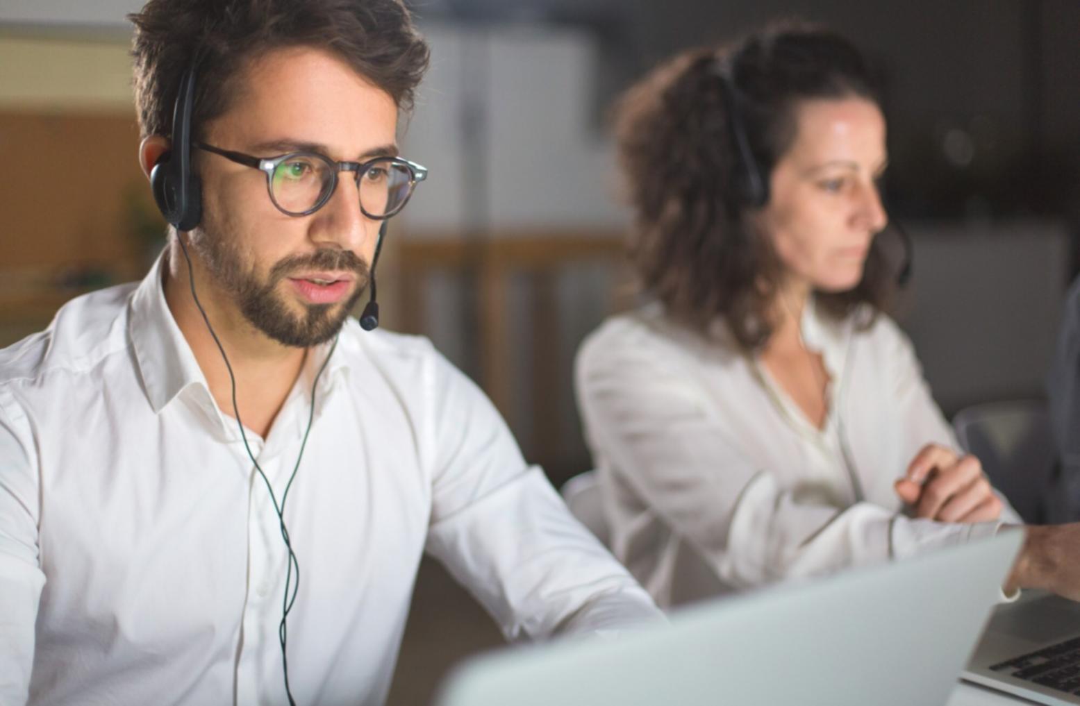 Espace de création 3D avec stations de travail modernes