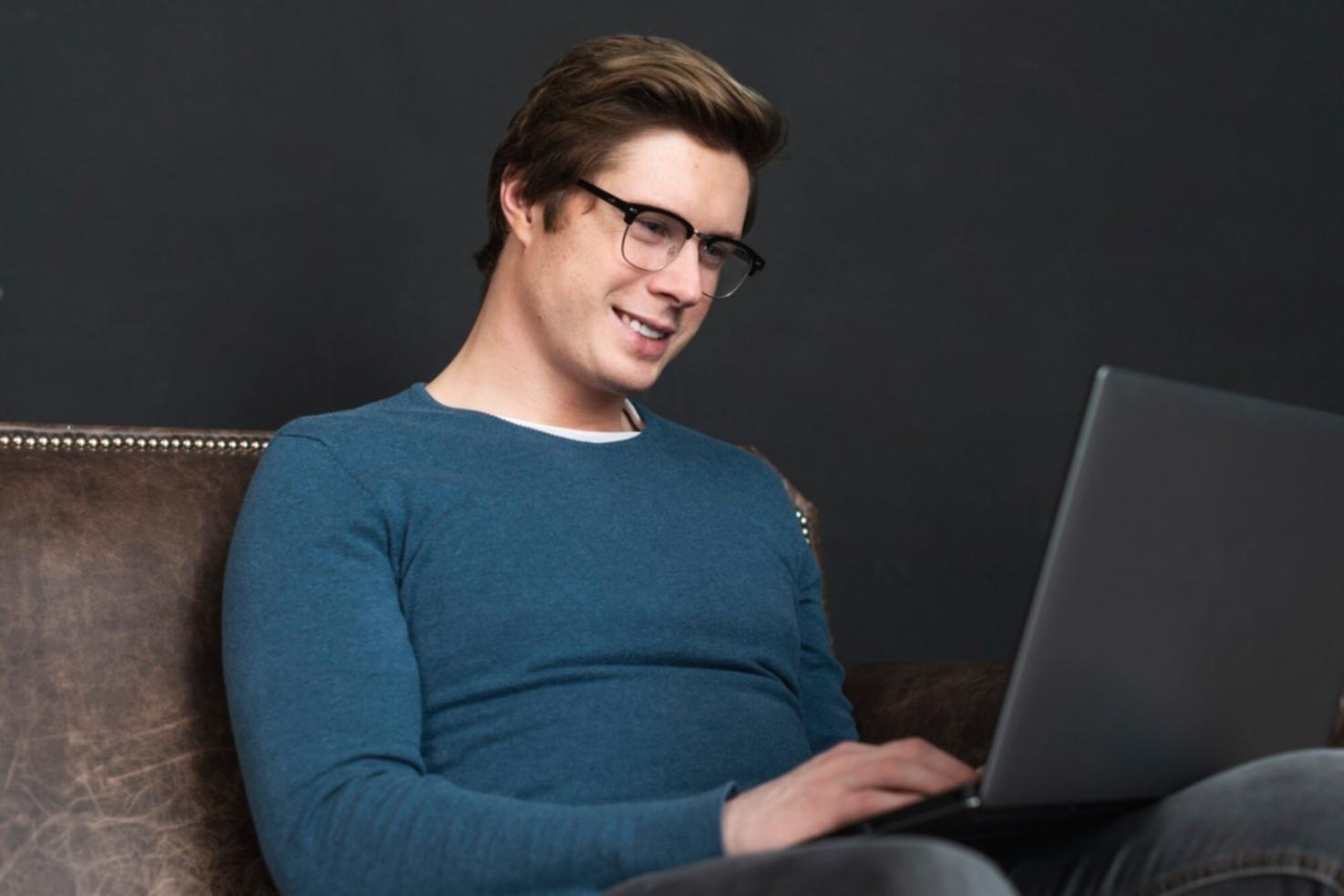 Étudiant travaillant sur un projet de conception 3D